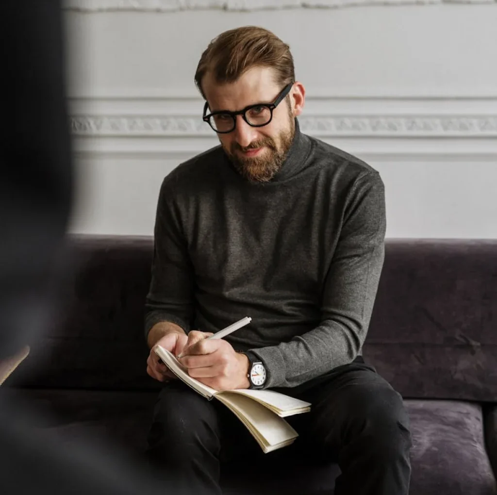 Vår innvirkning: Terapeuter og klienter i samtale som viser positiv endring og vekst.