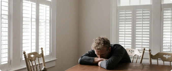 Ung voksen opplever angst under kognitiv terapitime