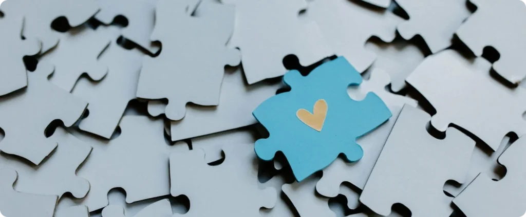 Terapeut som støtter barn med autismespektertilstander gjennom kognitive teknikker