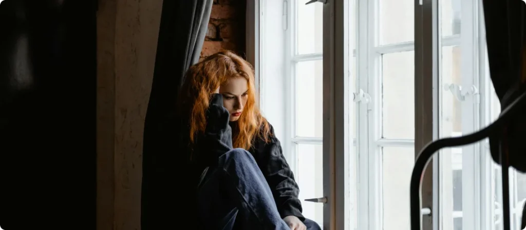 kvinne som viser emosjonell byrde forårsaket av obsessiv-kompulsiv lidelse