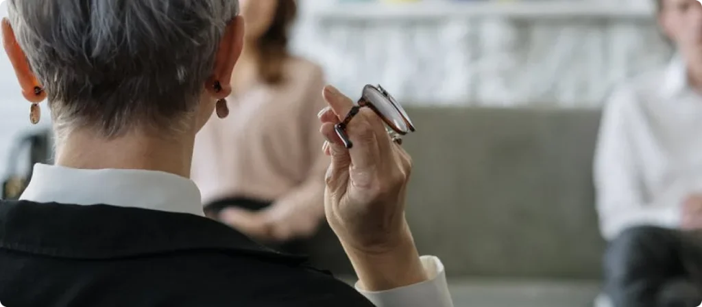 Voksne gjennomfører eksponeringsterapi for å møte og håndtere egne frykter eller fobier.