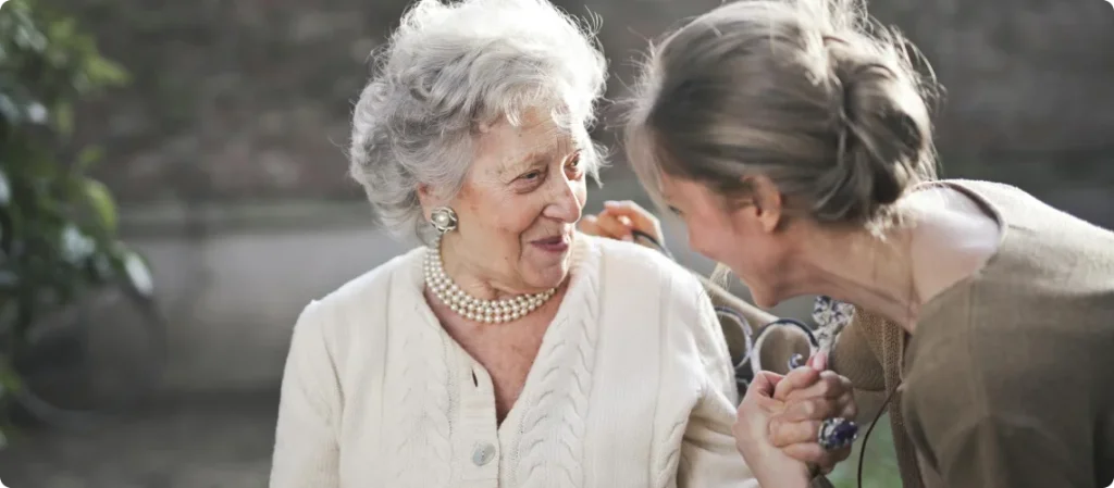 Eldre voksne engasjerer seg i gruppeterapi for å håndtere livsforandringer og fremme velvære.