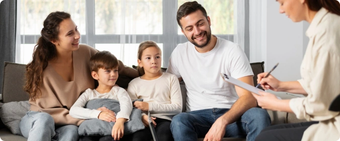 Familie som deltar i veiledet familieterapi