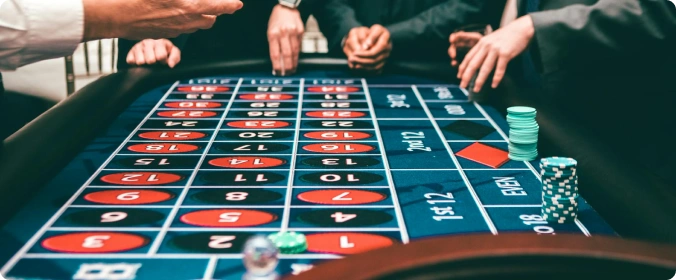 Terapeut som hjelper person med å komme seg etter spilleavhengighet