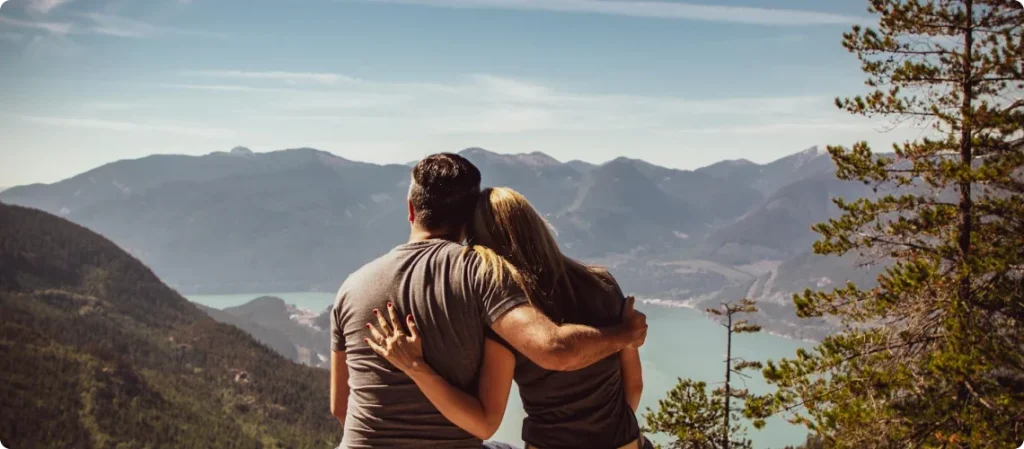 Par som holder rundt hverandre mens de håndterer relasjons­utfordringer på grunn av PTSD