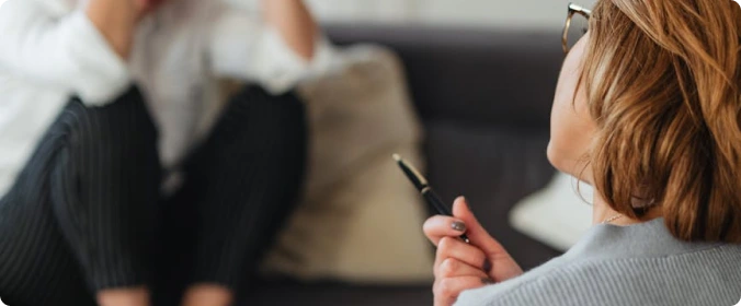 Terapeut som støtter klient med psykotiske lidelser i et rolig miljø