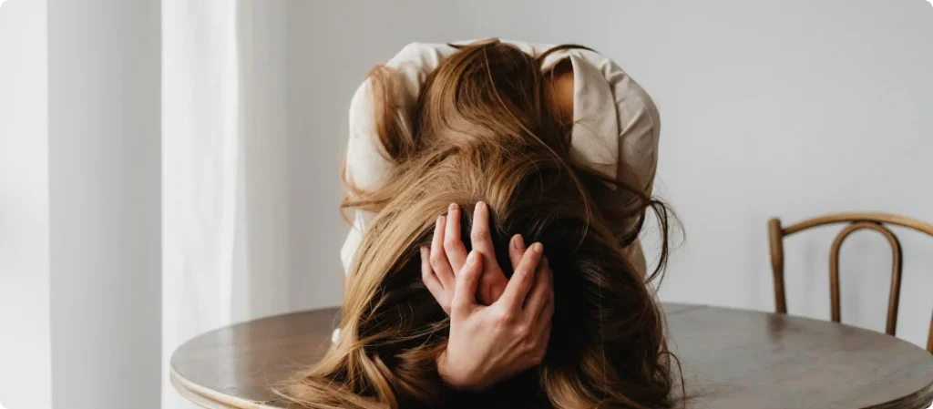 Person som håndterer sosial fobi i et sosialt sam­værsmiljø