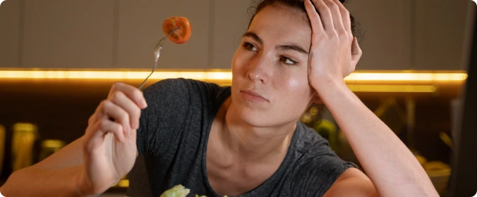 Ung kvinne som får støtte for å komme seg etter spiseforstyrrelser