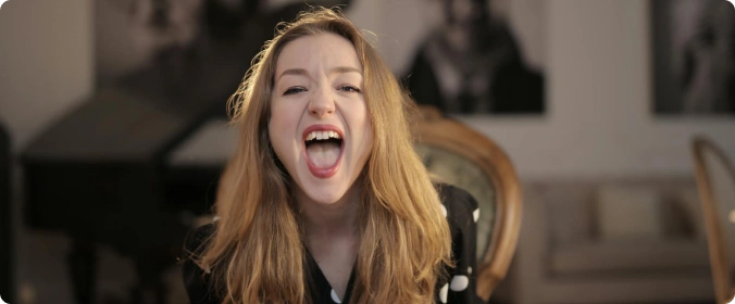 Terapeut som veileder klient i mestringsteknikker for stress i kognitiv atferdsterapi