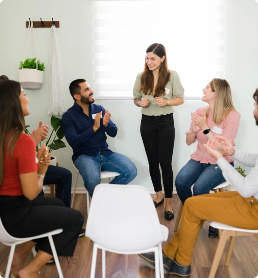 Deltakere i teleterapi-gruppe møtes hjemmefra via videokonferanse for støtte og deling.