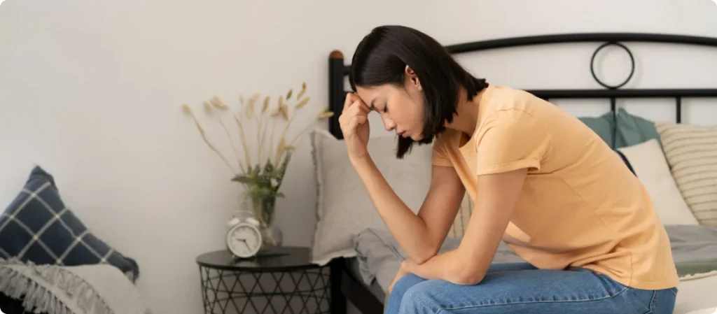 Kvinne som føler mild nervøsitet før hun skal lese høyt i klassen, som illustrerer normal angst