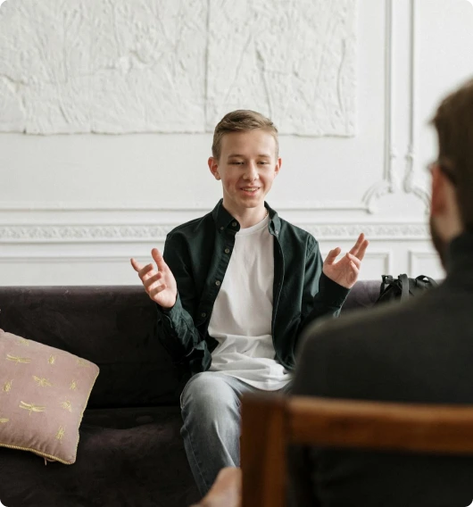 Terapeut og klient som diskuterer behandlingsplan i kognitiv atferdsterapi