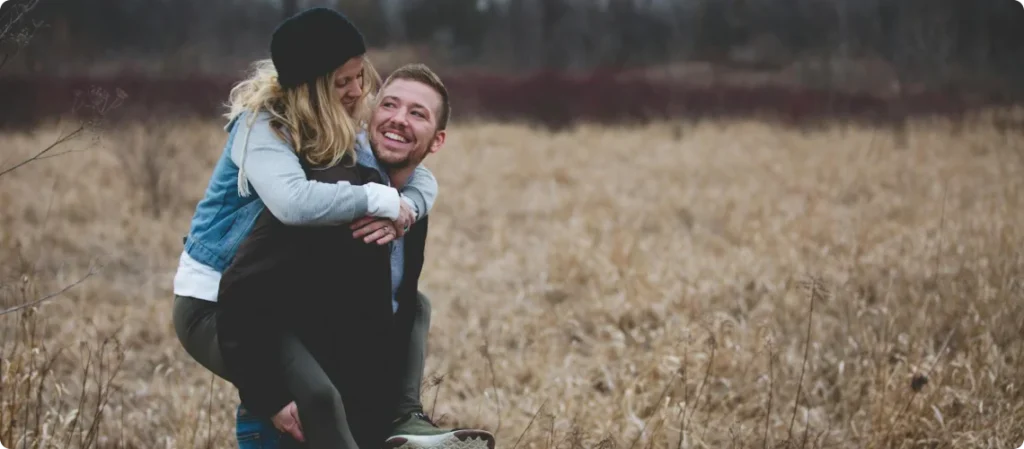 Par som får støtte gjennom kognitiv etterdsterapi for relasjonsutfordringer.