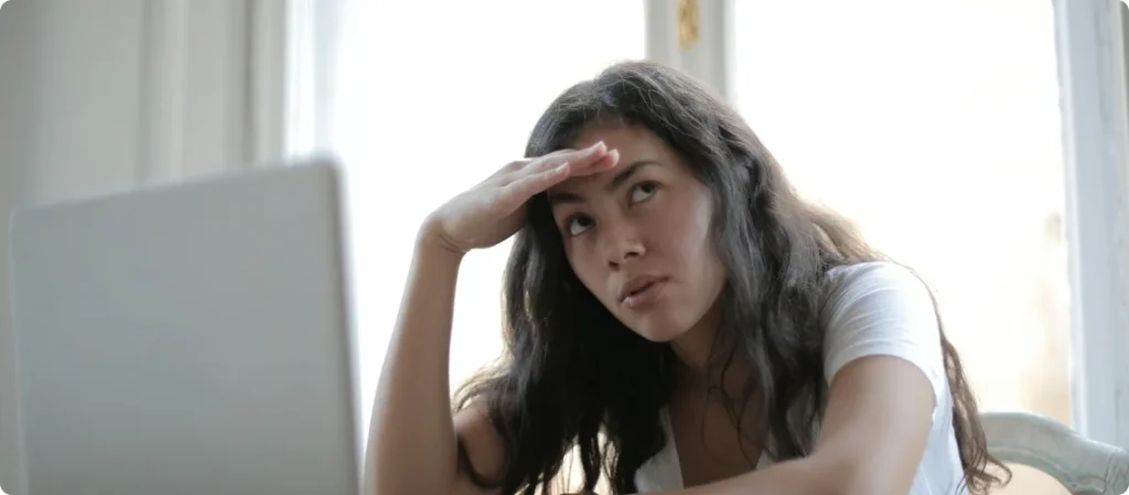 Person som sitter på sengekanten og ser fortvilet ut etter et brudd eller en skilsmisse